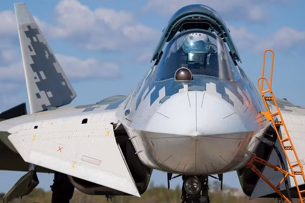 Sukhoi Su-57 (định danh của NATO: Felon) là một tiêm kích đa năng thế hệ thứ 5 do Nga sản xuất, được chỉ định để tiêu diệt tất cả các loại mục tiêu trên không, trên mặt đất và trên biển.