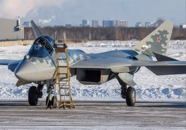 Tiêm kích Su-57 có chiều dài thân là 20.1m, sải cánh là 14.1m và chiều cao là 4.6m với tải trọng cất cánh tối đa ấn tượng, lên tới 35.000kg.