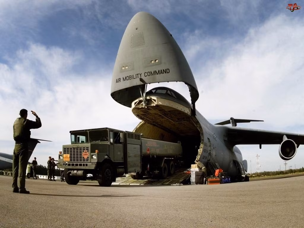 Hệ thống Patriot đã được Công ty Ratheon của Mỹ phát triển một cách đầy tinh vi trên nền tảng khung gầm bánh lốp, chúng mang trọng tải tương đối vừa phải, tạo điều kiện cho chúng có thể di chuyển một cách đơn giản khắp thế giới chỉ với chiếc vận tải cơ C-5 B/C/M Galaxy. Nguồn ảnh: patriotfiles.com.