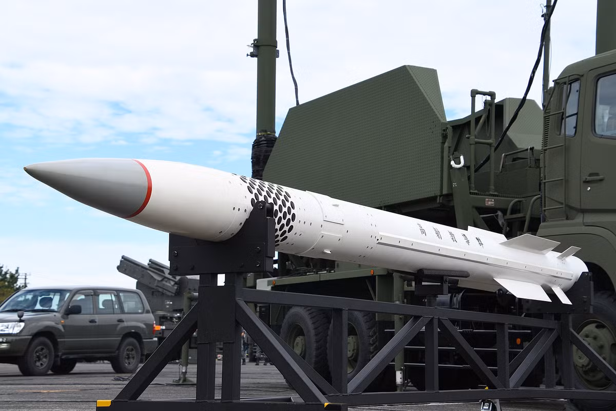 Các tên lửa được phóng từ thế hệ “em út” Patriot PAC-3 được trang bị đầu đạn nổ mảnh với lượng nổ đạt tới 73kg với ngòi nổ cận đích cực kỳ mạnh mẽ, sẵn sàng xé toạc mục tiêu chúng hương tới. Nguồn ảnh: Daily News.