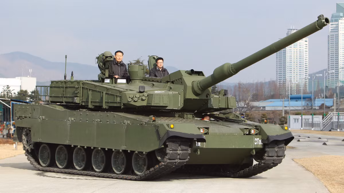 Về tiểu sử của nó, “Báo đen” là dùng MBT nội địa mới thuộc biên chế Quân đội Hàn Quốc, dòng xe tăng này đã được ra mắt và nhập biên chế vào năm 2007, nhằm thay thế các dòng xe tăng đã cũ của Hàn Quốc.