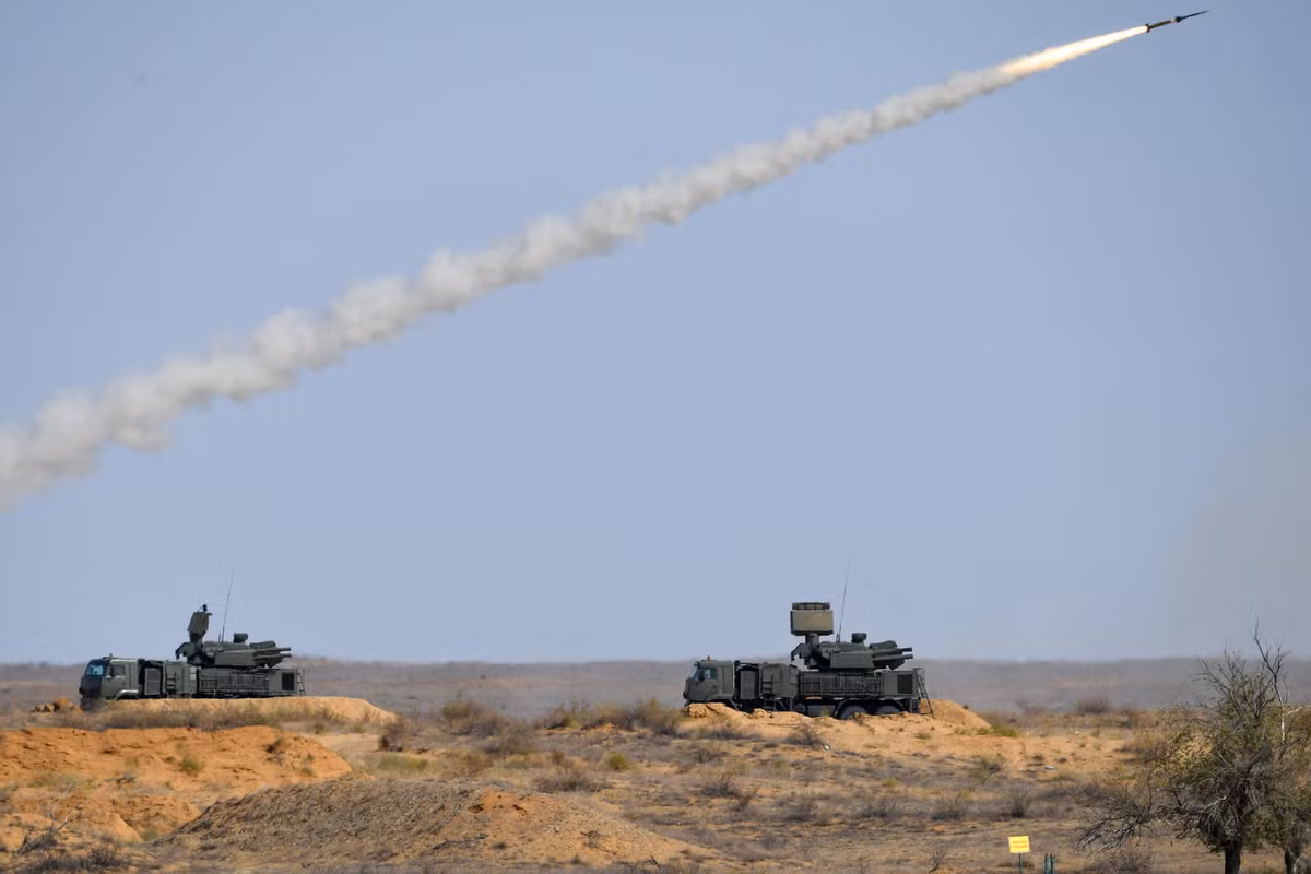 Đón nhận cuộc không kích này, Syria đã tổ chức đánh chặn rất tốt với các hệ thống phòng không tên lửa của mình do Nga sản xuất là Buk-M2E và Pantsir-S1, triệt hạ 10 trên 12 tên lửa nhắm đến. Tuy nhiên, không may đã có một binh sĩ Syria bị thương trong cuộc tấn công này của Israel.