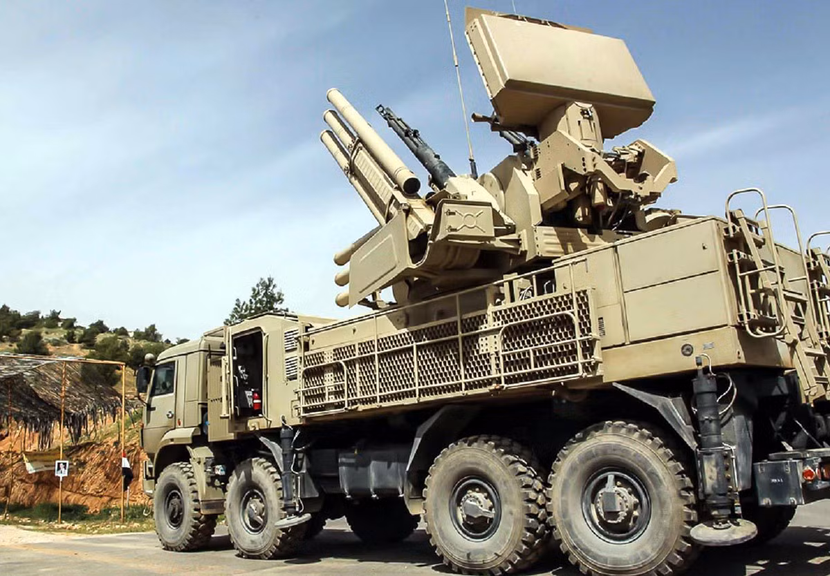 Về hệ thống này, Pantsir-S1 là một hệ thống tên lửa phòng không kết hợp pháo phòng không tự hành thuộc biên chế Quân đội Nga, là một trong những nền tảng phòng thủ được tin tưởng nhất trên thế giới của Nga.