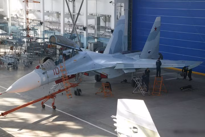 Sukhoi Su-30 có tên hiệu NATO là Flanker-C, các tiêm kích đa năng này được phát triển và sản xuất bởi Công ty Hàng không Sukhoi của Nga vào năm 1992 tới nay, tiêm kích này được nhập biên và hoạt động chính thức từ năm 1996.