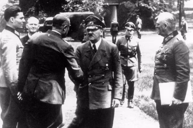 Thời cơ đã đến khi, vào ngày 20/7/1944, Stauffenberg lúc này đã được triệu tập tới “Hang sói” với một số sĩ quan trong quân Phát xít Đức để họp cùng Hitler. Nguồn ảnh: Wikipedia.
