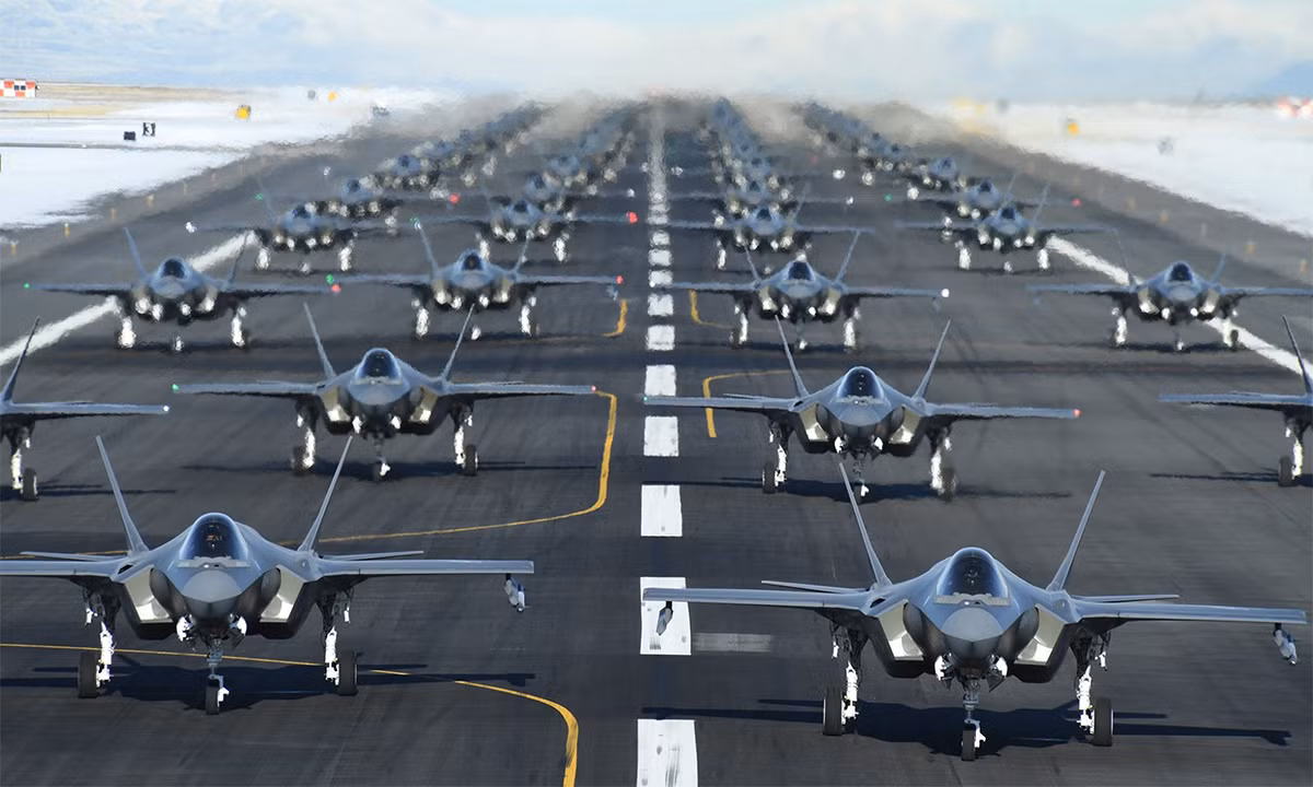 Có thể nói, tiêu điểm sự chú ý của F-35 Lightning II chính là ở giá tiền của nó quá đắt, nhưng những báo cáo của nó thì thật sự “đáng xấu hổ”, cho thấy sự thiếu sót trầm trọng của Mỹ. Và Anh đang là một trong 13 quốc gia đóng vai trò nhà khai thác của nó đang phải hứng chịu. Nguồn ảnh: Dailymail.