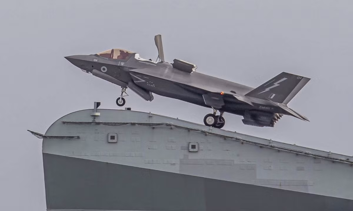 Hôm 17/11 vừa rồi, một phi công RAF đã điều khiển một tiêm kích F-35B cất cánh từ hàng không mẫu hạm HMS Queen Elizabeth thuộc Hải quân Hoàng gia Anh và lao thẳng cả 100 triệu USD này xuống vùng biển quốc tế ở Địa Trung Hải.