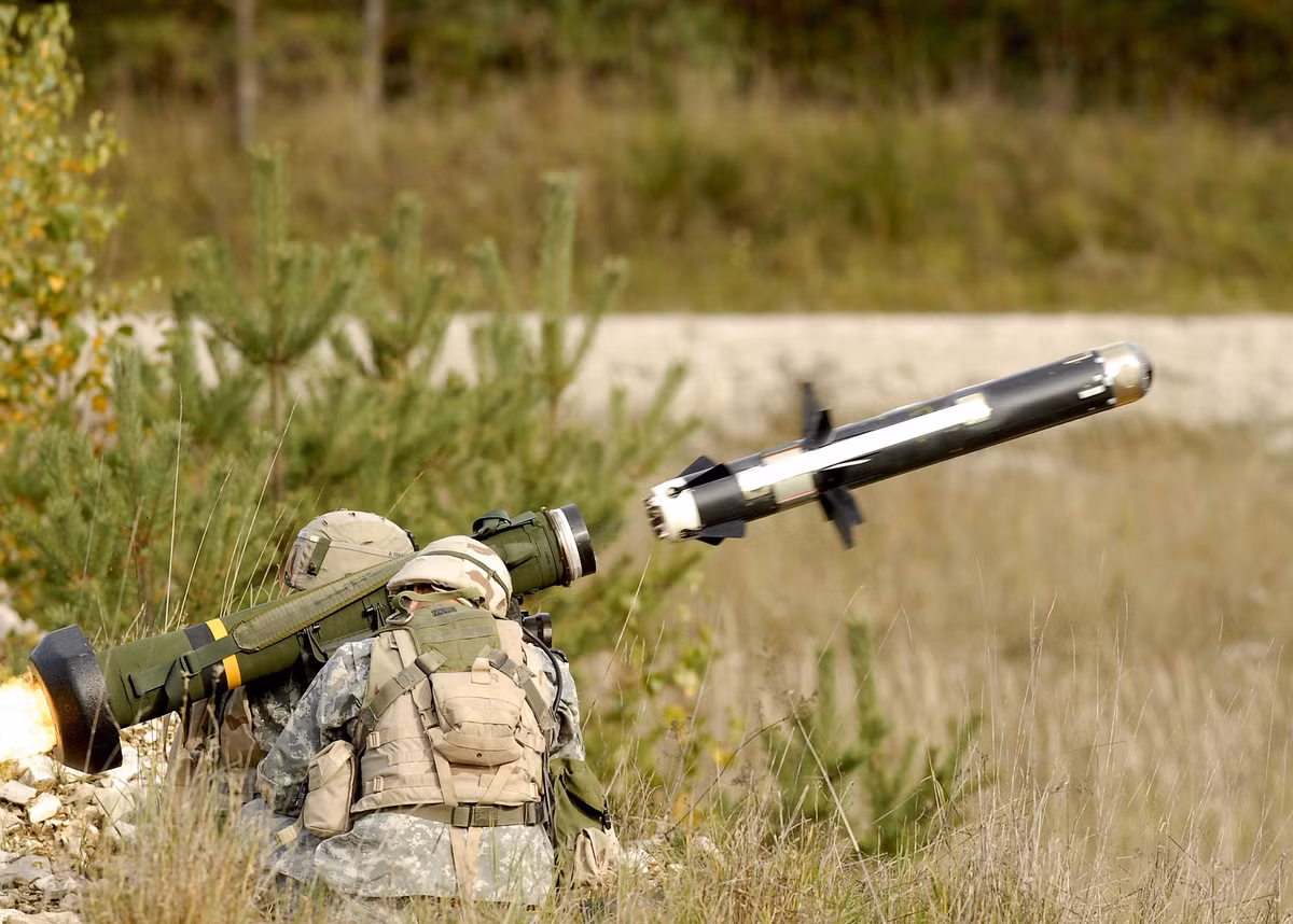 Đầu đạn của hệ thống tên lửa vác vai Javelin này là sử dụng cái loại đầu đạn nổ lõm nhiên liệu rắn, và để triển khai các hệ thống này, sẽ cần 2 người đảm nhiệm, bao gồm 1 lính vác vai và 1 lính vác đạn.