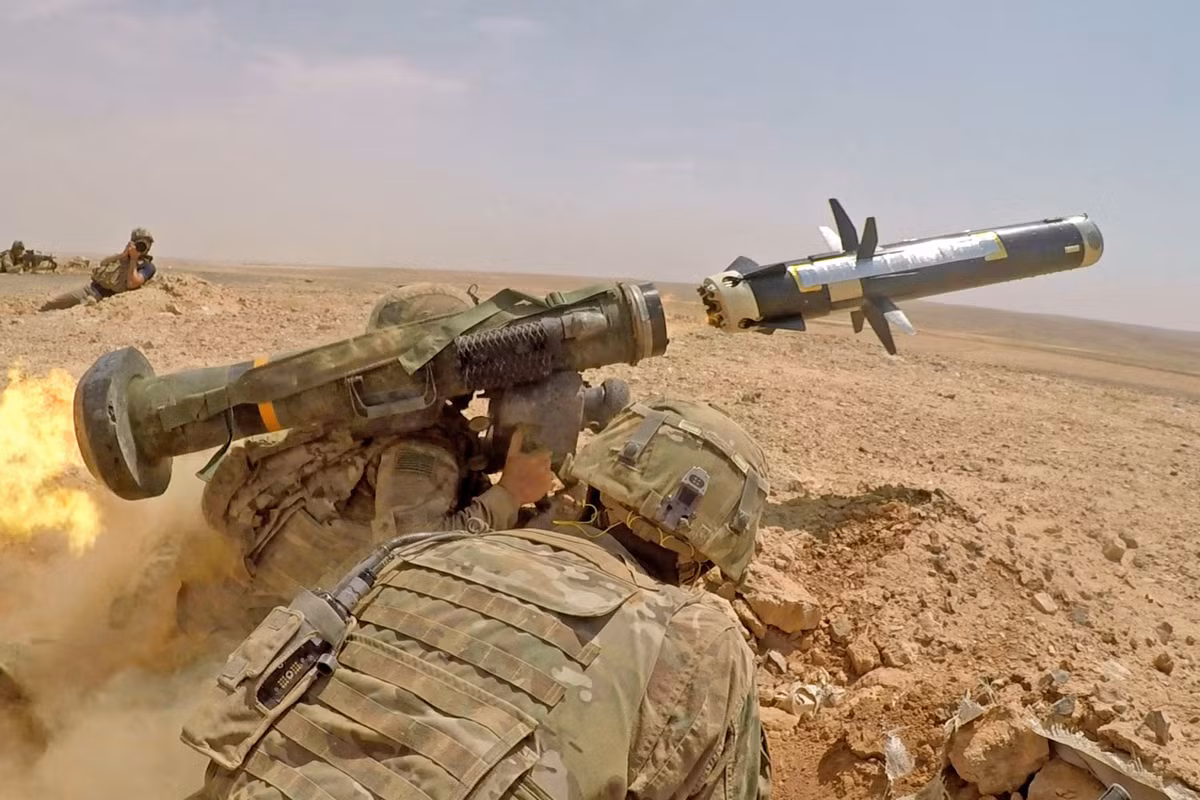 Còn chi tiết về hệ thống tên lửa Javelin mà Mỹ cung cấp cho Lực lượng Vũ trang Ukraine, đây là một loại tên lửa chống tăng dẫn đường vác vai được trang bị trong Quân đội Mỹ, tên đầy đủ của nó là FGM-148 Javelin.