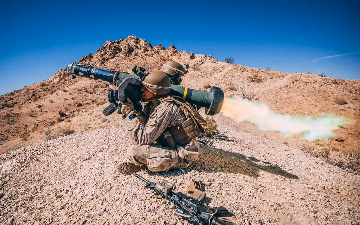 Ngoài các mục tiêu mặt đất, FGM-148 cũng có thể sử dụng như một vũ khí góp mặt trên lực lượng vũ trang của trực thăng quân sự, sử dụng như một loại tên lửa tấn công trực tiếp, với hệ thống dẫn đường hồng ngoại khá tối ưu.