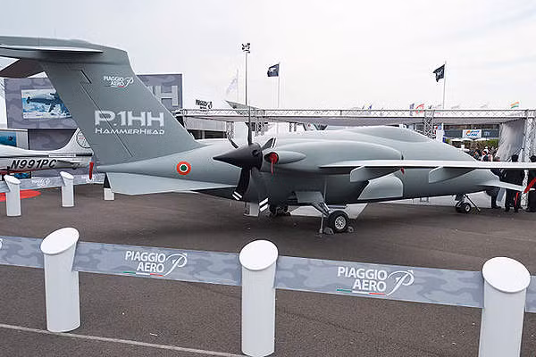 Nhưng sau đó, họ quyết định chuyển sang máy bay có người lái để hoàn thành cam kết của mình và rời bỏ Hammerhead.