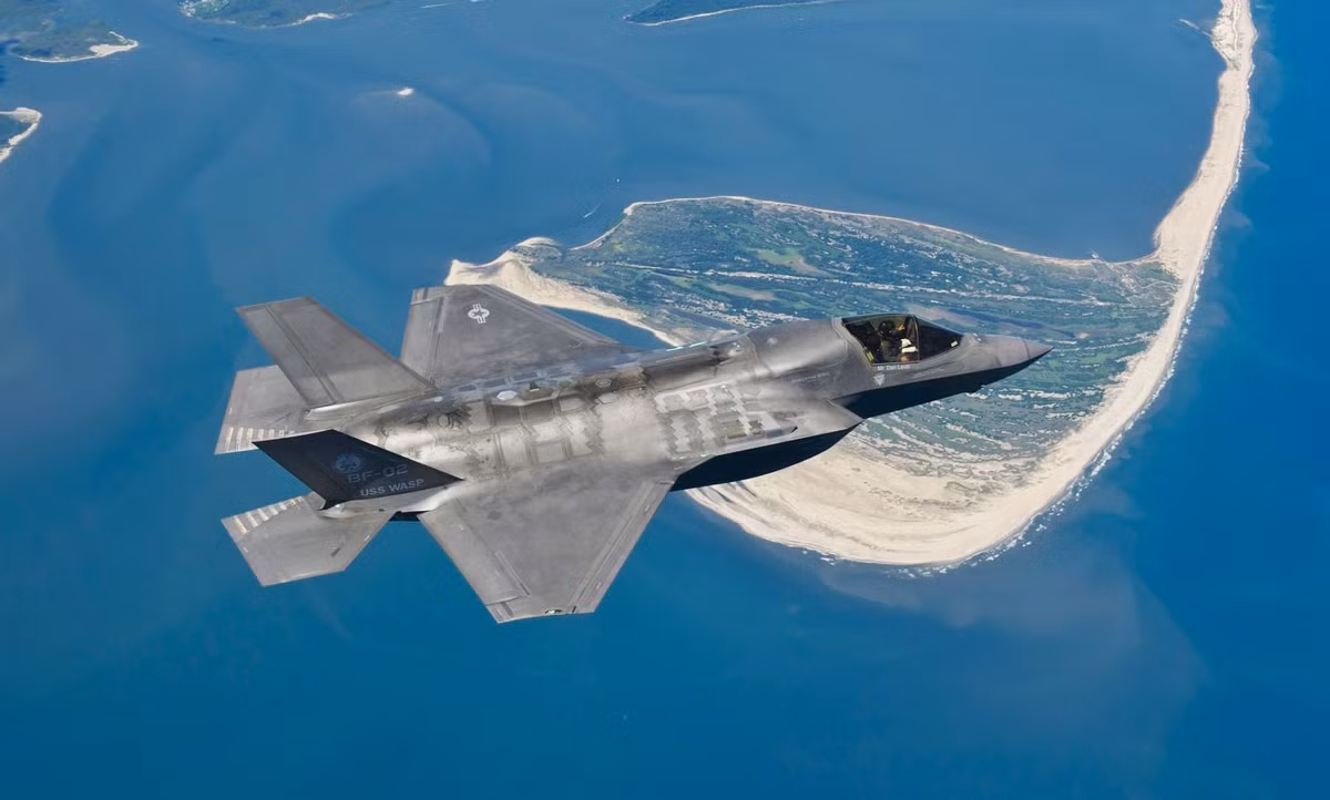 Cùng với tốc độ siêu thanh, tầm bay tối đa của F-35 đạt 2.200km với trần bay được đánh giá là rất cao (hiện đang là thông tin mật chưa được công bố).