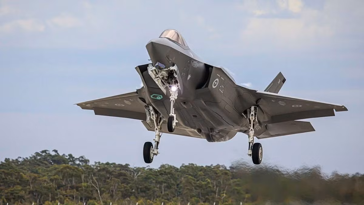 Không quân Hoàng gia Australia (RAAF) mới đây cũng chia sẻ trên Twitter của họ vào hôm thứ Sáu, “Đây là một trong bốn chiếc tiêm kích F-35A Lightning mới nhất của chúng tôi, được hạ cánh gần đây tại Căn cứ RAAF Williamtown mới từ Mỹ.”, để thông báo về việc họ mới nhận thêm các F-35A.