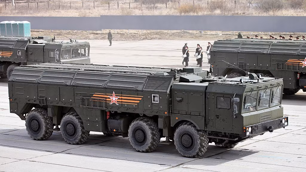 Và với tất cả các ưu điểm kể trên, Iskander được tin tưởng để giao phó đa dạng các nhiệm vụ, ví dụ như phá huỷ các loại khí tài, các trung tâm thông tin – chỉ huy, đến các chiến đấu cơ, các trận địa phòng không cũng như phòng thủ tên lửa, và các mục tiêu trọng yếu khác của đối phương trên cục diện chiến trường.