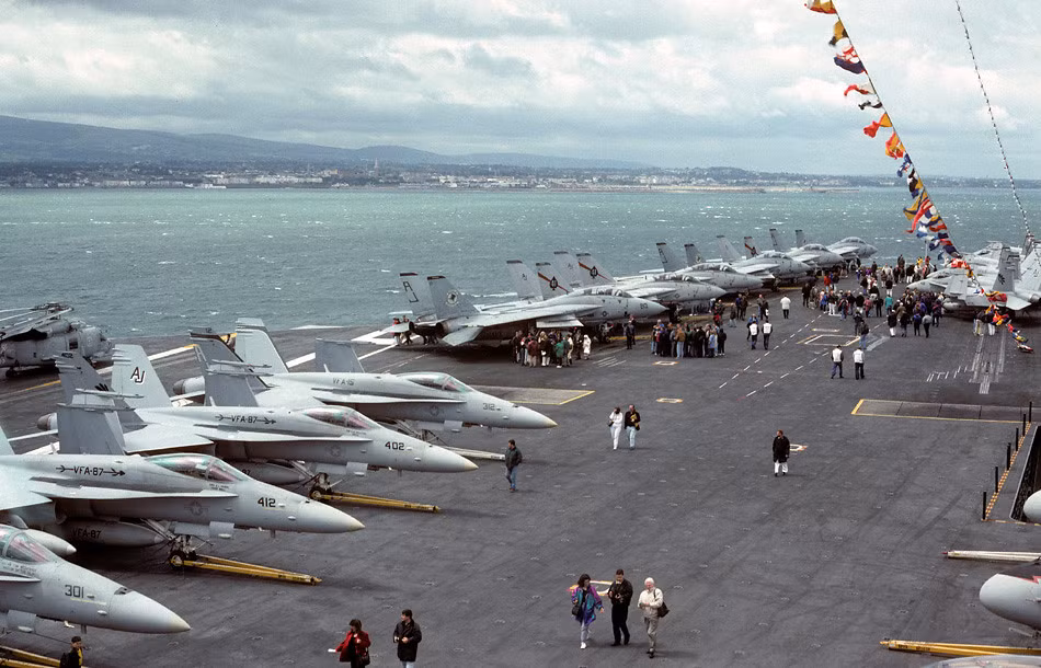 Đảo cấu trúc thượng tầng có đôi chút khác biệt so với lớp Kitty Hawk, khi các ống khói nghiêng ra ngoài để phân tán khói ra xa khỏi sàn đáp. Kennedy cũng có chiều dài sàn đáp ngắn hơn 17 ft (5,2 m) so với lớp Kitty Hawk. 