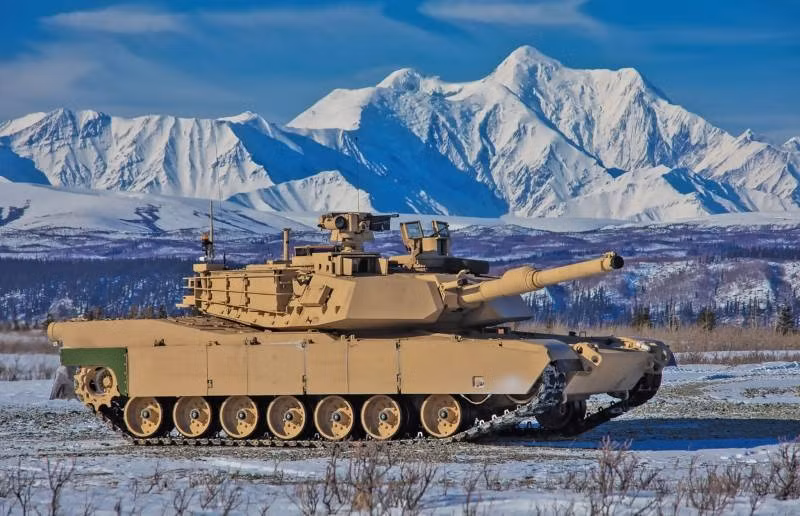 Như trong năm nay, xe tăng chủ lực Abrams M1A2 đã phải thể hiện "dũng khí' của mình bằng cách di chuyển 2.000 dặm trong thời tiết cận Bắc Cực để chứng minh nó có thể hoạt động trong thời tiết lạnh giá.