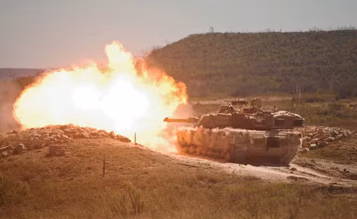 Ngoài ra, Abrams còn được trang bị súng máy hạng nặng M2HB cỡ 12,7mm với tới 1.000 viên đạn, 2 súng máy đồng trục cỡ 7,62mm với tới gần 11.500 viên đạn.