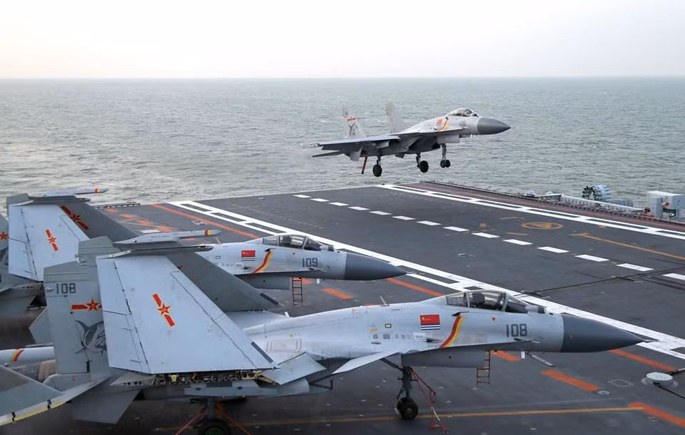 Với mẫu J-15 tối tân này của mình, Trung Quốc đã có được loại máy bay tàu sân bay cố định duy nhất của mình, có khả năng hoạt động trên cả 2 con tàu sân bay đang hiện hữu là Liêu Ninh và Sơn Đông thuộc biên chế của lực lượng PLAN. Nguồn ảnh: radarmiliter.com.
