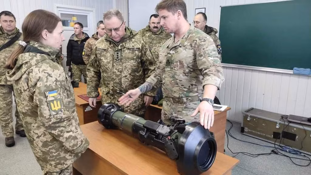 Tuy nhiên, sau quãng thời gian chiến sự kéo dài vừa qua, Kiev cũng đã lên tiếng thông báo rằng, hiện nay họ đang đặc biệt thiếu các vũ khí chống tăng cần thiết cho chiến sự, đặc biệt là mới đây, một kho quân sự lớn chứa các vũ khí chống tăng một lần NLAW của Ukraine tại Zhitomir đã bị Nga “san phẳng”. Nguồn ảnh: The Armoures Bench.