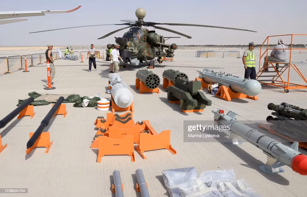 Ngoài ra, vũ trang của Mi-28NE cũng là một điểm quan trọng tạo nên sự “đáng gờm” của nó, là một trực thăng đa nhiệm, xuất hiện trên trực thăng này là một lượng lớn tên lửa các loại, từ đối không đến đối hạm, và thậm chí là diệt tăng hay oanh kích mặt đất.