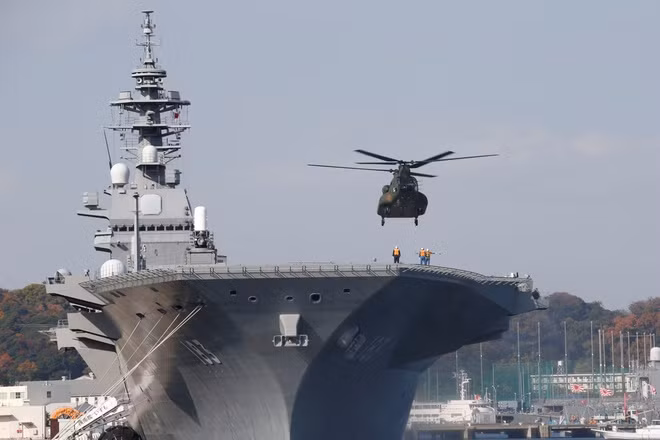 JS Kaga được phát triển, sản xuất bởi nhà máy Yokohama của Nhật Bản vào năm 2013, ra mắt lần đầu vào tháng 8/2015 và chuyến đi đầu tiên diễn ra vào tháng 3/2017.