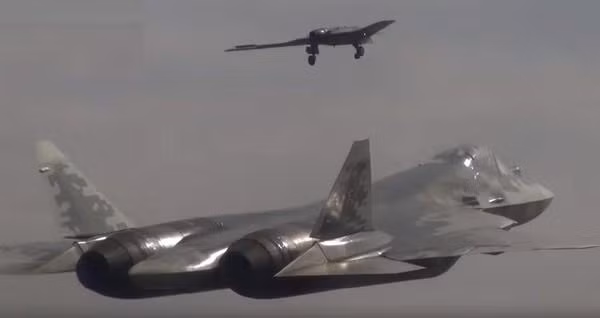 Tuy vậy cũng phải nhấn mạnh rằng khi đó F-35 mang theo thiết bị làm tăng diện tích phản xạ radar Luneberrg Lens, còn khi nó tháo bỏ khí tài trên thì việc nhận diện dễ dàng từ xa là chưa có cơ sở.