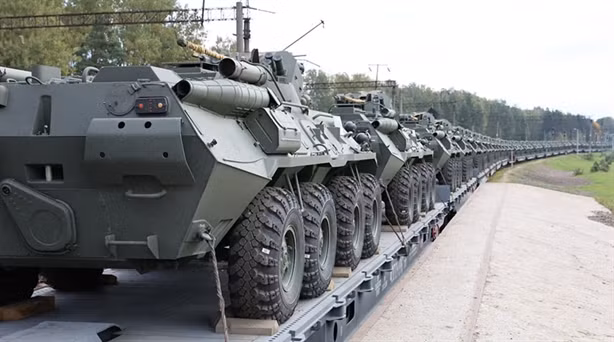 "Chúng tôi đã nhận được một tiểu đoàn xe thiết giáp BTR-82A, được đưa vào biên chế trong Lữ đoàn cơ giới 120. Tiểu đoàn thứ hai gồm những phương tiện tối tân này sẽ đến Belarus trong vòng một tháng tới, nó sẽ được chuyển đến Lữ đoàn cơ giới thứ 6”, ông Igor Korol chia sẻ.