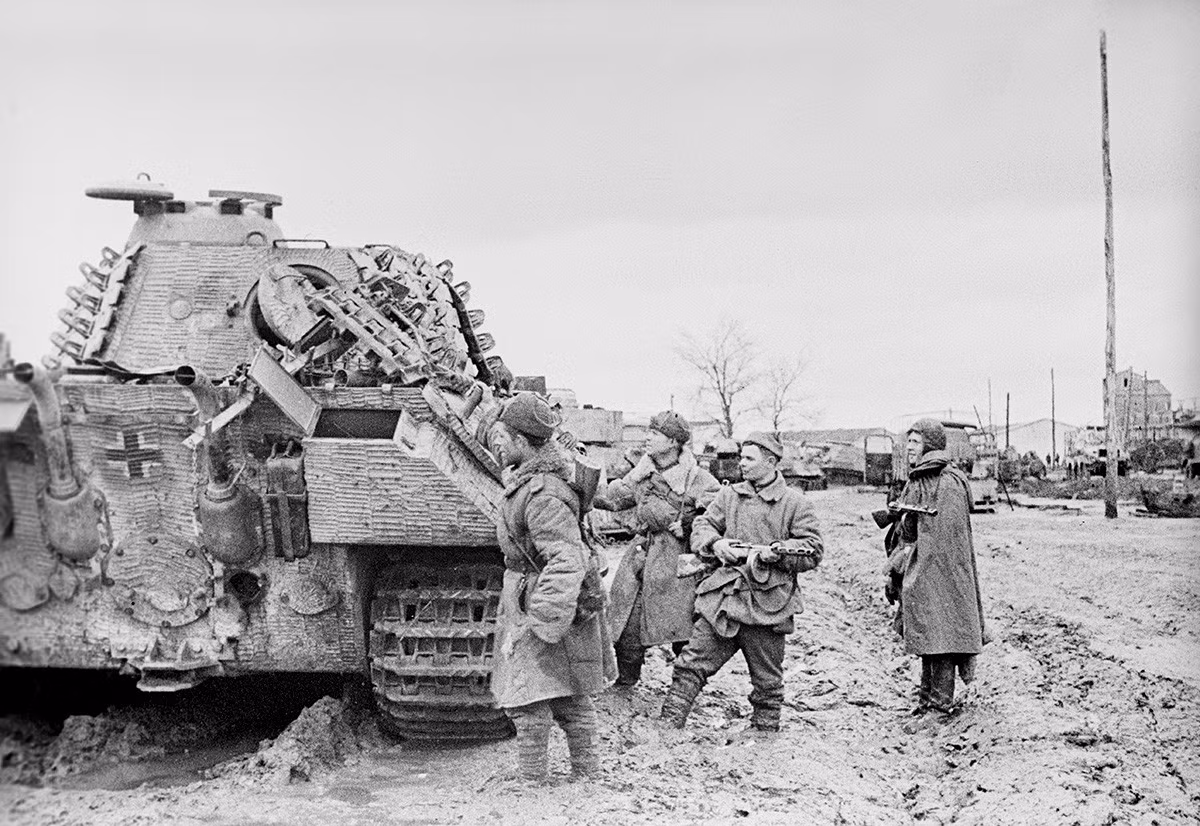 “Đòn đánh” số 2: Cuộc tấn công Dnepr – Carpathian (tháng 12 năm 1943 - tháng 4 năm 1944), trận chiến giành Ukraine là một trong những trận chiến lớn nhất trong Thế chiến thứ II, với sự tham gia của tổng cộng hơn 4 triệu người lính.