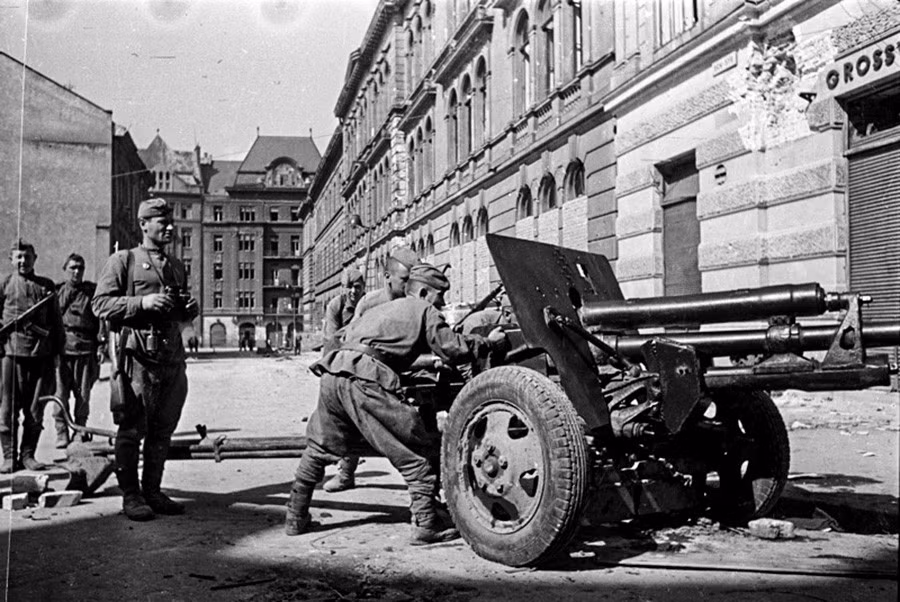 “Đòn đánh”số 6: Cuộc tấn công Lvov-Sandomierz (tháng 7 đến tháng 8 năm 1944), kết quả của chiến dịch này là Cụm tập đoàn quân Bắc Ukraine đã phải gánh chịu một tổn thất nặng nề.