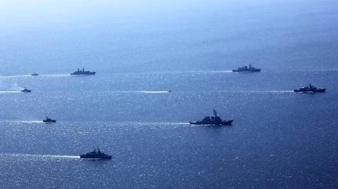 Trước lần phát hiện này, Bộ Quốc phòng Nga đã từng ra thông cáo về Mỹ, rằng quốc gia này đang tìm cách thiết lập một nhóm vũ trang đa quốc gia gần biên giới Nga. Họ chỉ ra rằng, các tàu chiến Mỹ đã xuất chinh tới khu vực biển Đen để tham gia vào cuộc tập trận đa quốc gia do Bộ Tư lệnh châu Âu của Mỹ dẫn đầu.