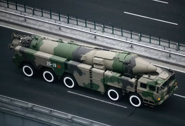 Về các tên lửa Dong-Feng 21D (tên hiệu NATO: CSS-5 Mod-4), đây là các tên lửa đạn đạo chống hạm có tầm bắn tối đa có thể vượt qua 1.450km của Trung Quốc.