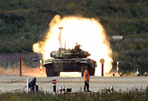 Vũ khí chính của dòng chiến xa mới T-90MS này của Nga vẫn được đảm bảo với một khẩu pháo nòng trơn cỡ 125mm với tầm bắn lên đến 5.000m trên mặt đất, đối với mục tiêu bay ở độ cao 2m sẽ đạt trên 2.000m.