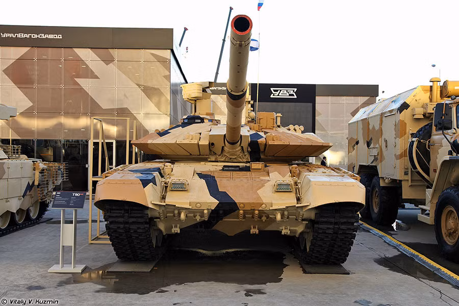 Và nếu so sánh với phiên bản xe tăng chủ lực T-90S trước đây trong dòng xe tăng T-90, với phiên bản T-90MS tân tiến này, công ty phát triển đã trang bị cho nó động cơ mạnh hơn, hệ thống điều hoà hiện đại hơn, thiết bị điện tử được cải tiến, và lớp giáp vỏ giáp đã được tăng cường, có thể vượt qua cả tên lửa chống tăng.