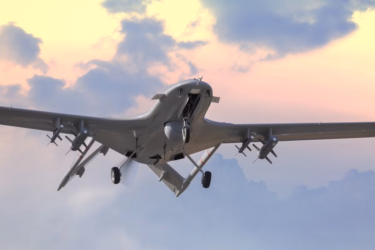 Với 100 mã lực được cung cấp, UCAV Bayraktar TB2 sở hữu tốc độ hành trình đạt 130km/h, khi gia tốc tối đa có thể đạt tới ngưỡng 222km/h, với trần bay phục vụ đạt 8.200m, thời lượng bay thì đạt kỷ lục thế giới, và bán kính điều khiển từ trạm mặt đất đạt 150km. Nguồn ảnh: savunmahaber.com.