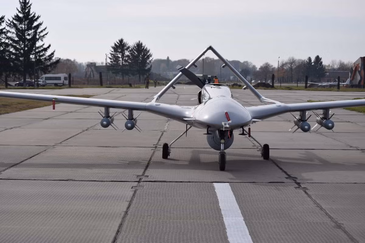 Mẫu UCAV Bayraktar TB2 đã được Baykar ký hợp đồng bán cho Ukraine vào tháng 1/2018, tổng cộng có 12 chiếc máy bay không người lái này cùng 3 trạm điều khiển với tổng giá trị hợp đồng là 69 triệu USD, sau khi nhân được, máy bay không người lái Bayraktar TB2 đã được trang bị trong Quân đội Ukraine. Nguồn ảnh: defencehub.live.