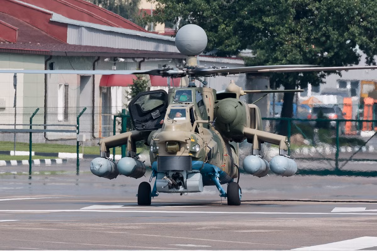 Về Mil Mi-28NM “Thợ săn đêm”, đây là một phiên bản nâng cấp trên nền tảng trực thăng chiến đấu Mil Mi-28 của Nga. Nó được biết là có thể hoạt động trên mọi điều kiện thời tiết, là một trực thăng đa nhiệm tối ưu của Không quân Nga.