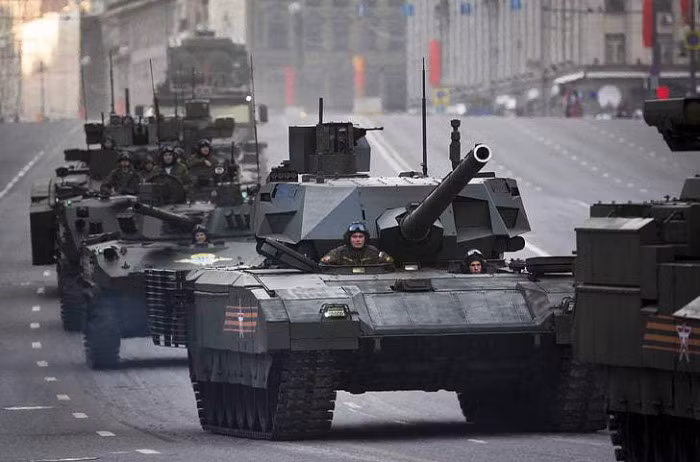 T-14 Armata đã được cải tiến hệ thống hướng dẫn và theo dõi, kính ngắm toàn cảnh góc rộng cho tầm nhìn 360 độ. Bên cạnh đó chiếc xe tăng này còn được trang bị pháo 2A82 125mm có bộ nạp tự động rất đáng tin cậy.