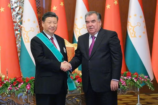 Hạ viện Hội đồng Tối cao Tajikistan đã ký kết việc xây dựng cơ sở mới được đề xuất này, đây là một phần của thoả thuận lớn hơn giữa Bộ Nội vụ Tajiskistan và Bộ Bảo an Cộng đồng Trung Quốc, được đưa ra vào ngày 27/10 vừa qua.