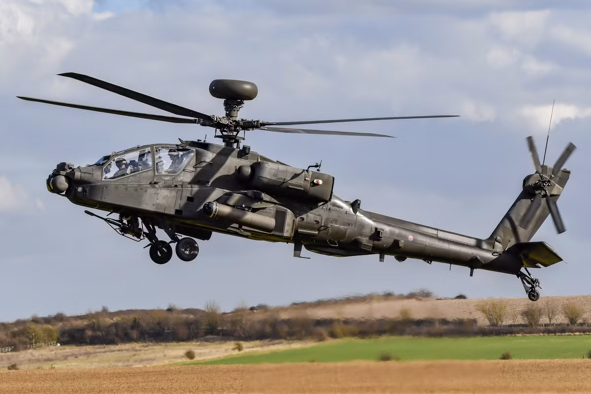 Về Apache, chiều dài tân của chiếc trực thăng này là 17,73m, cùng sải cánh là 5,22m, và chiều cao của nó là 4,64m. 