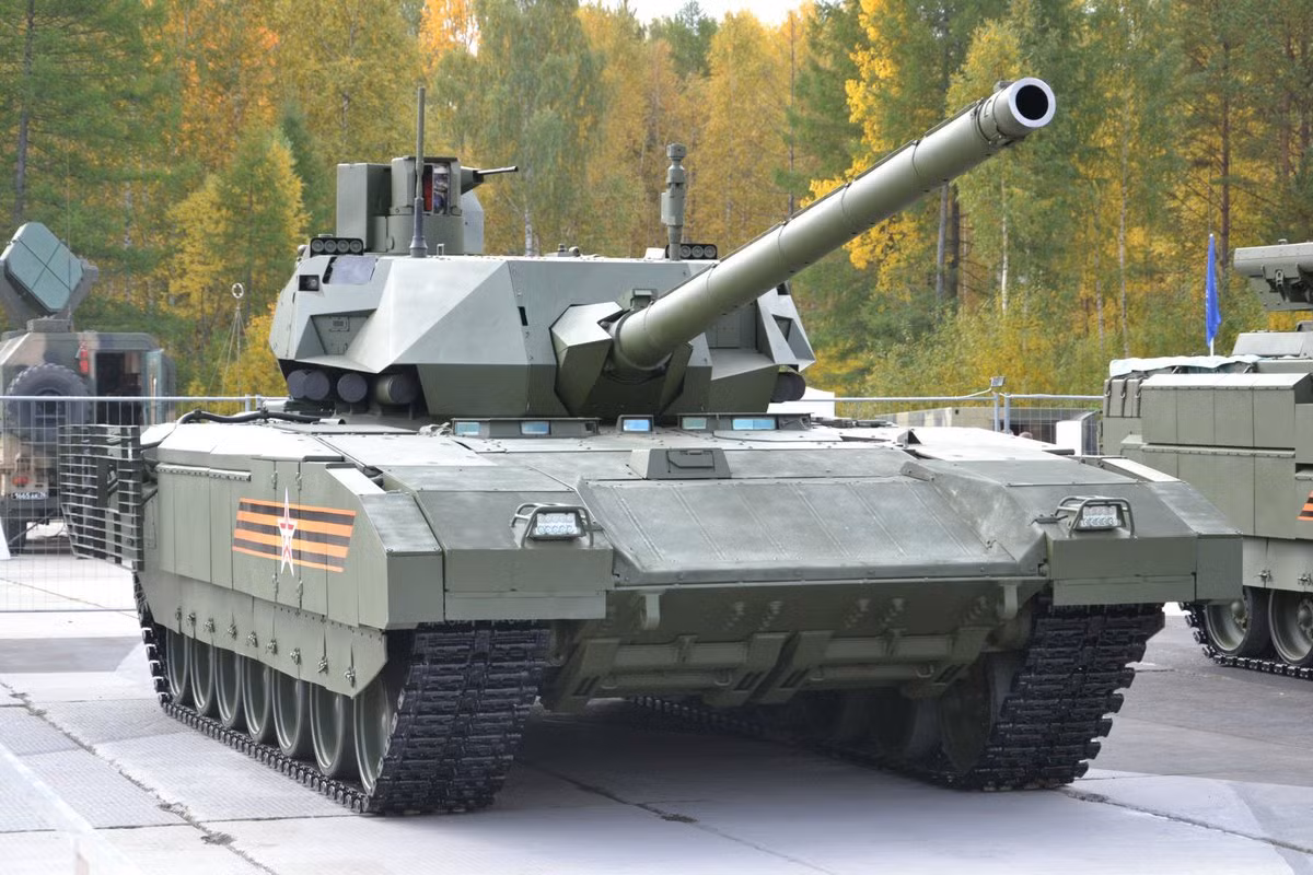 Chi tiết hơn về mẫu MBT T-14 này của Nga, đây đã là mẫu xe tăng chiến đấu thế hệ mới nhất của Nga, chúng đã phục vụ cho Lục quân Nga kể từ năm 2016, thậm chí được đánh giá là mẫu xe tăng hiện đại và tốt nhất trên thế giới hiện tại dù chưa được thực chiến.