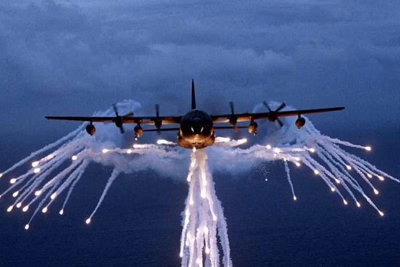 Các loại vũ khí trên phiên bản cường kích AC-130J bao gồm pháo 105 mm, pháo GAU-230 30 mm, tên lửa AGM-114 Hellfire và bom dẫn đường GBU-39/B treo dưới cánh. AC-130J có thể sử dụng các loại vũ khí chính xác kích thước nhỏ hơn như bom GBU-44/B và GBU-39/B, cùng tên lửa AGM-176 Griffin.