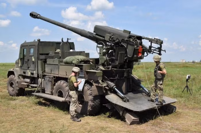 Bất chấp việc Ukraine có nền công nghiệp quốc phòng khá mạnh và đồng bộ, nhưng không hiểu sao họ lại thiếu năng lực sản xuất hàng loạt đối với loại đạn pháo cỡ nòng lớn nói chung, cũng như đạn 155 mm nói riêng.