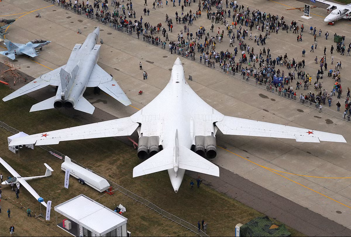 Và trong khuôn khổ buổi triễn lãm hàng không quốc tế Dubai Airshow 2021 vừa qua, Nga cũng đã cho mẫu oanh tạc cơ tân tiến Tu-160M của mình “xuất ngoại” tại Dubai.