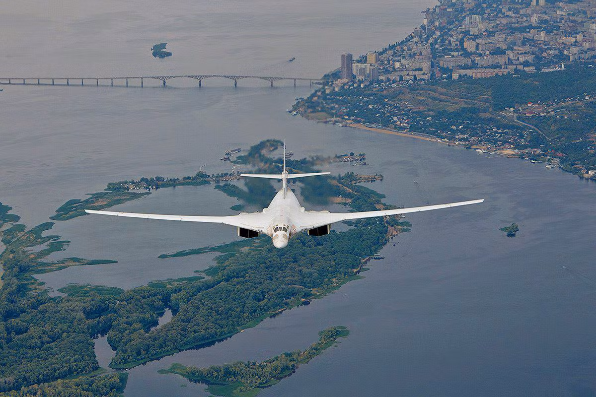 Về điểm đặc biệt của Tu-160, chúng đang hiện diện với tư cách là một máy bay quân sự mang tốc độ siêu thanh nặng nhất thế giới hiện nay, kỷ lục này của nó chưa hề bị “soán ngôi”, kể từ năm 1987 khi nó ra mắt, cho đến theo đánh giá vào năm 2020.