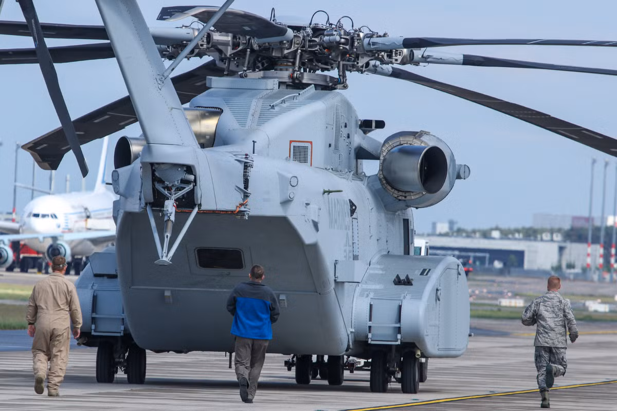 Để vận hành được “con quái vật khổng lồ” CH-53K này sẽ cần tới 5 phi hành đoàn mới làm được, còn về thiết kế, CH-53K mang đường kính rotor là 24m, chiều dài thân 30,2m và chiều cao là 8,4m.