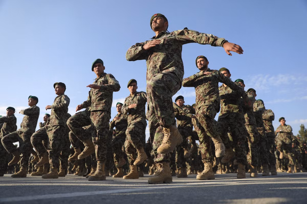Một quan chức Afghanistan khác giấu tiên, cũng nói rằng "không ai biết quân số chính xác của Lực lượng Phòng vệ Quốc gia Afghanistan là bao nhiêu". Đơn giản chỉ vì con số thực tế, luôn khác xa số lượng được báo cáo. Khoản tiền chênh lệch để trả lương cho binh lính, sẽ thất thoát vào túi những quan chức cấp cao, thậm chí chảy thẳng ra tài khoản của họ ở nước ngoài.
