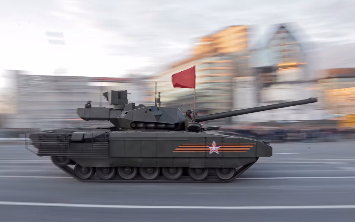 Về sự cơ động của mình, các T-14 Armata sẽ sử dụng động cơ diesel với công suất lớn đấy mạnh mẽ, theo các ước tính hiện nay, dòng chiến xa này có thể đạt vận tốc tối đa lên đến 90km/h, vượt xa các loại xe tăng khác, với tầm hoạt động được đánh giá là đạt đến 500km.