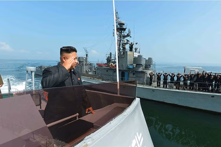 Và từ giữa tháng 11 trở đi, tàu chiến Đức sẽ thực hiện giám sát, theo dõi kĩ lưỡng các tàu thuyền ở vùng biển gần Triều Tiên trong 3 tuần liên tục, nhằm phát hiện khả năng xảy ra hoạt động vận chuyển liên tàu những mặt hàng nằm trong danh mục cấm của Hội đồng Bảo an Liên Hợp Quốc.