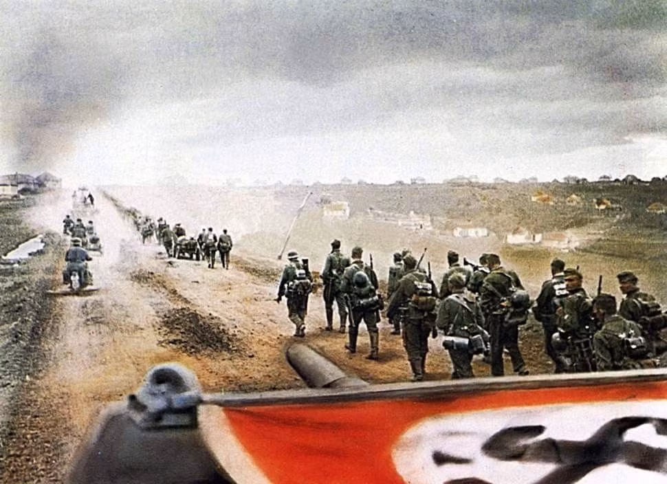 Chiến dịch Barbarossa đầy tham vọng và muốn “ăn tươi – nuốt sống” Liên Xô này đã được phát triển từ kế hoạch của Tướng Marcks của Đức lúc đó, với nội dung là ưu tiên phá huỷ phần lớn sinh lực của Hồng quân Liên Xô ở Belarus, chiếm thủ đô Moscow. Nguồn ảnh: Pinterest.