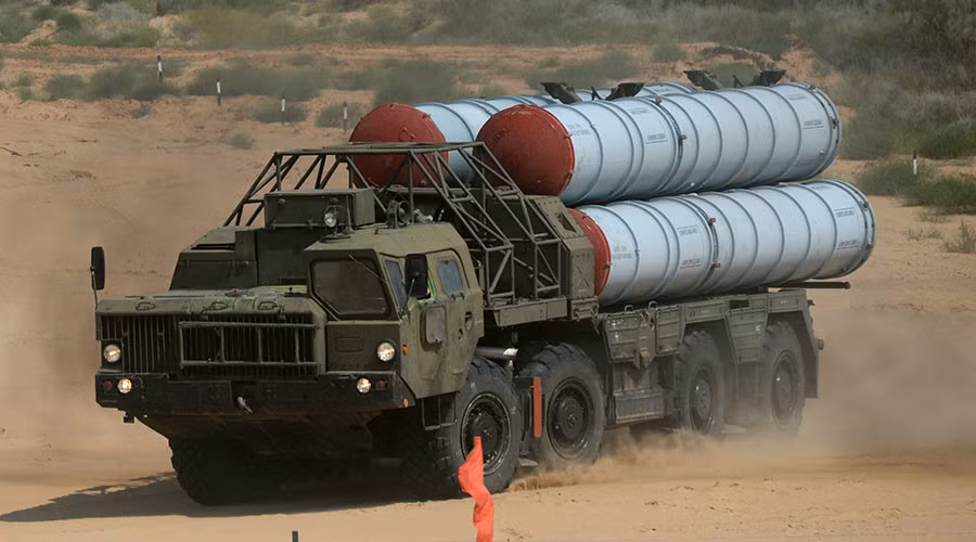 Về các S-300 của Nga, đây là một hệ thống phòng không tên lửa chiến lược tầm xa của Nga, được các chuyên gia đánh giá là một trong những hệ thống đánh chặn hiệu quả nhất hiện nay trên thế giới.